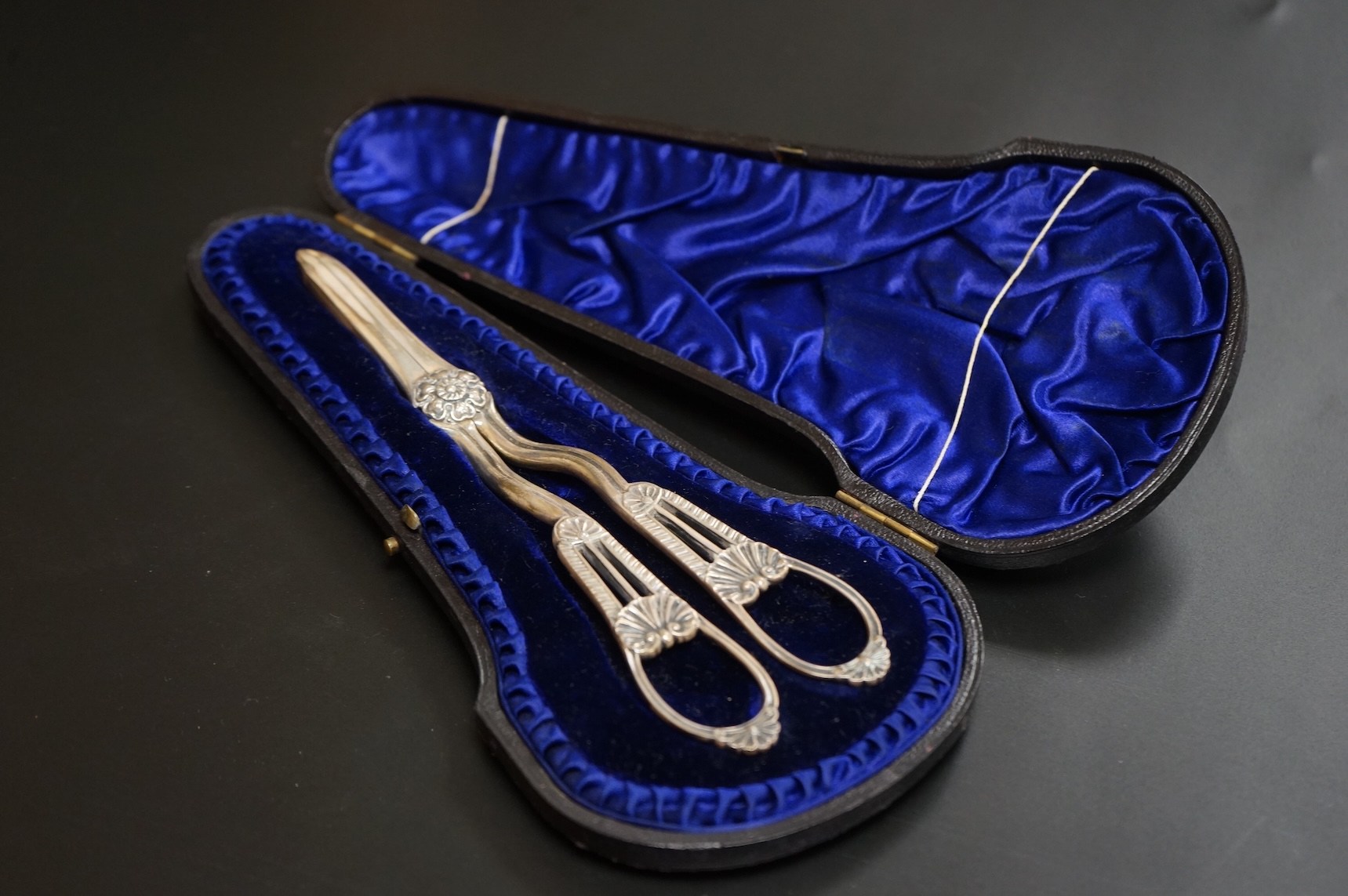 A cased pair of late Victorian silver grape scissors, by Henry Harrison, Sheffield, 1890, 17.9cm.